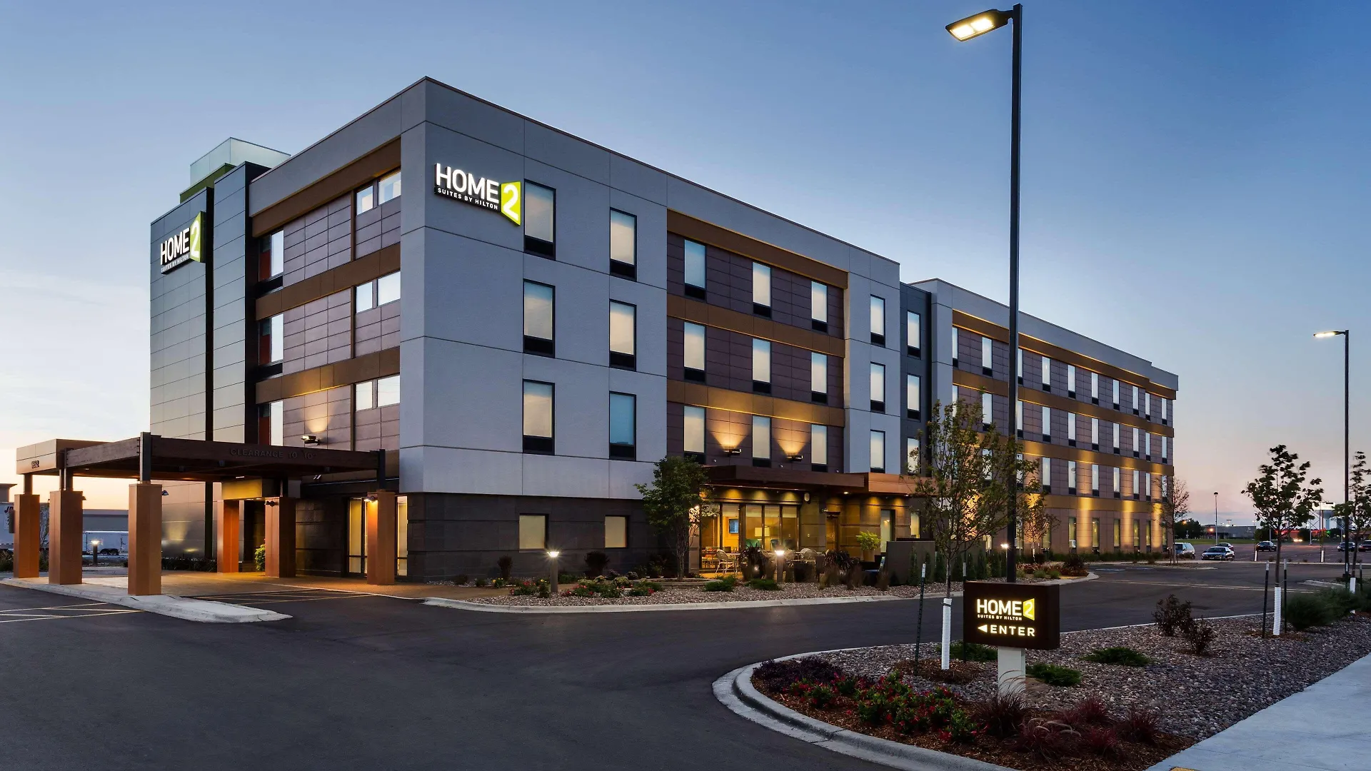 15 Top-Rated Airport Hotels Close to Alex Nemzek Stadium
