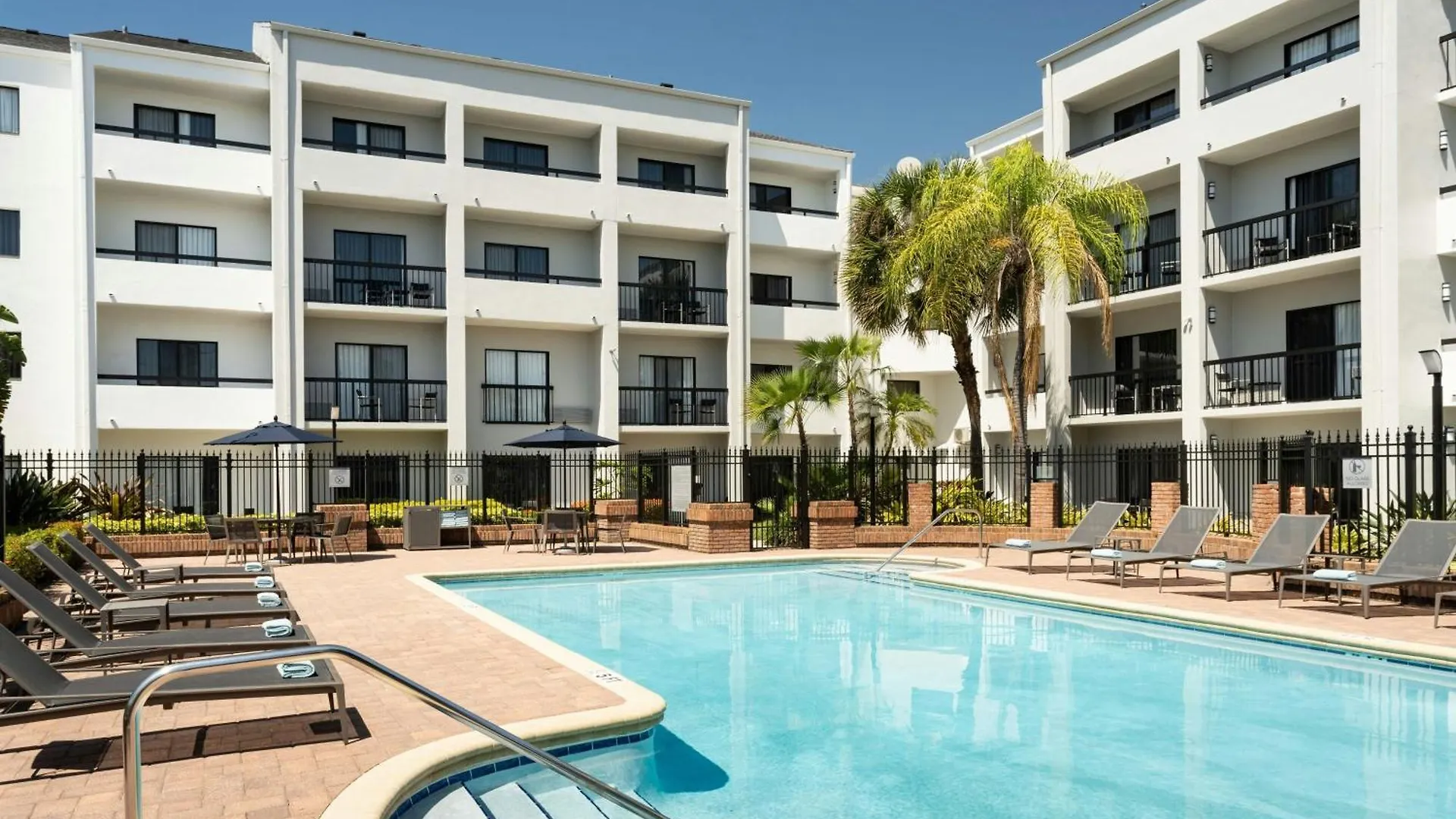 Staying Near Rivercrest Park: 6 Airport Hotels Compared