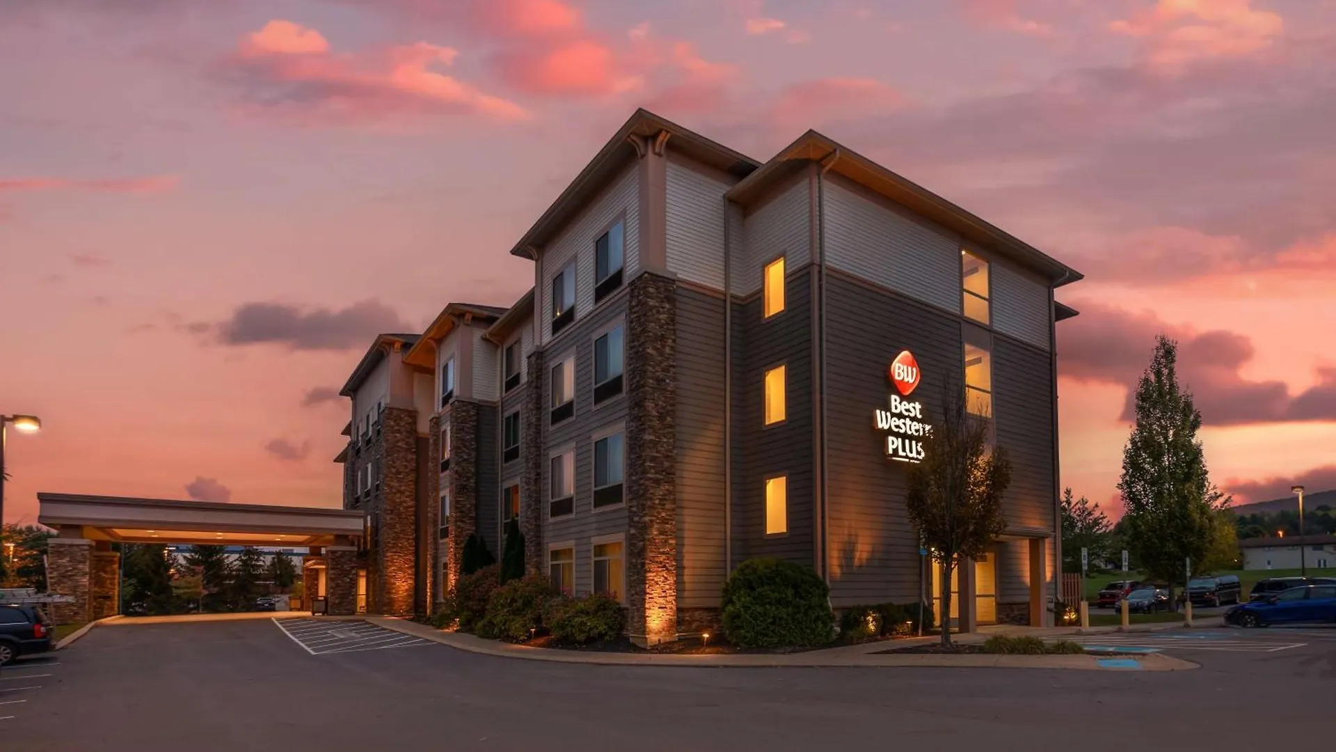 Where to Stay Near Hess Memorial Field: 5 Airport Hotels Reviewed