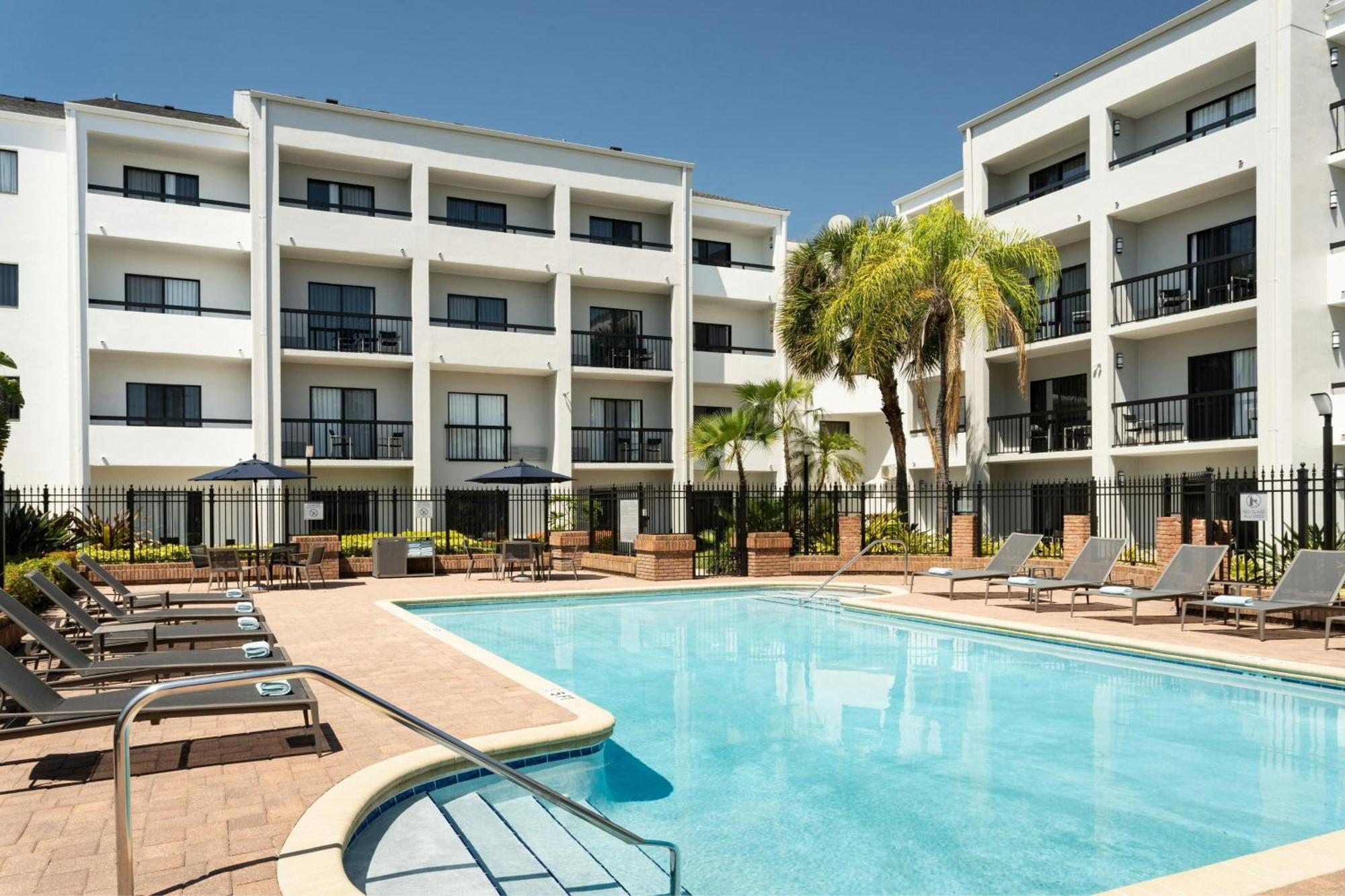 Staying Near Rivercrest Park: 6 Airport Hotels Compared