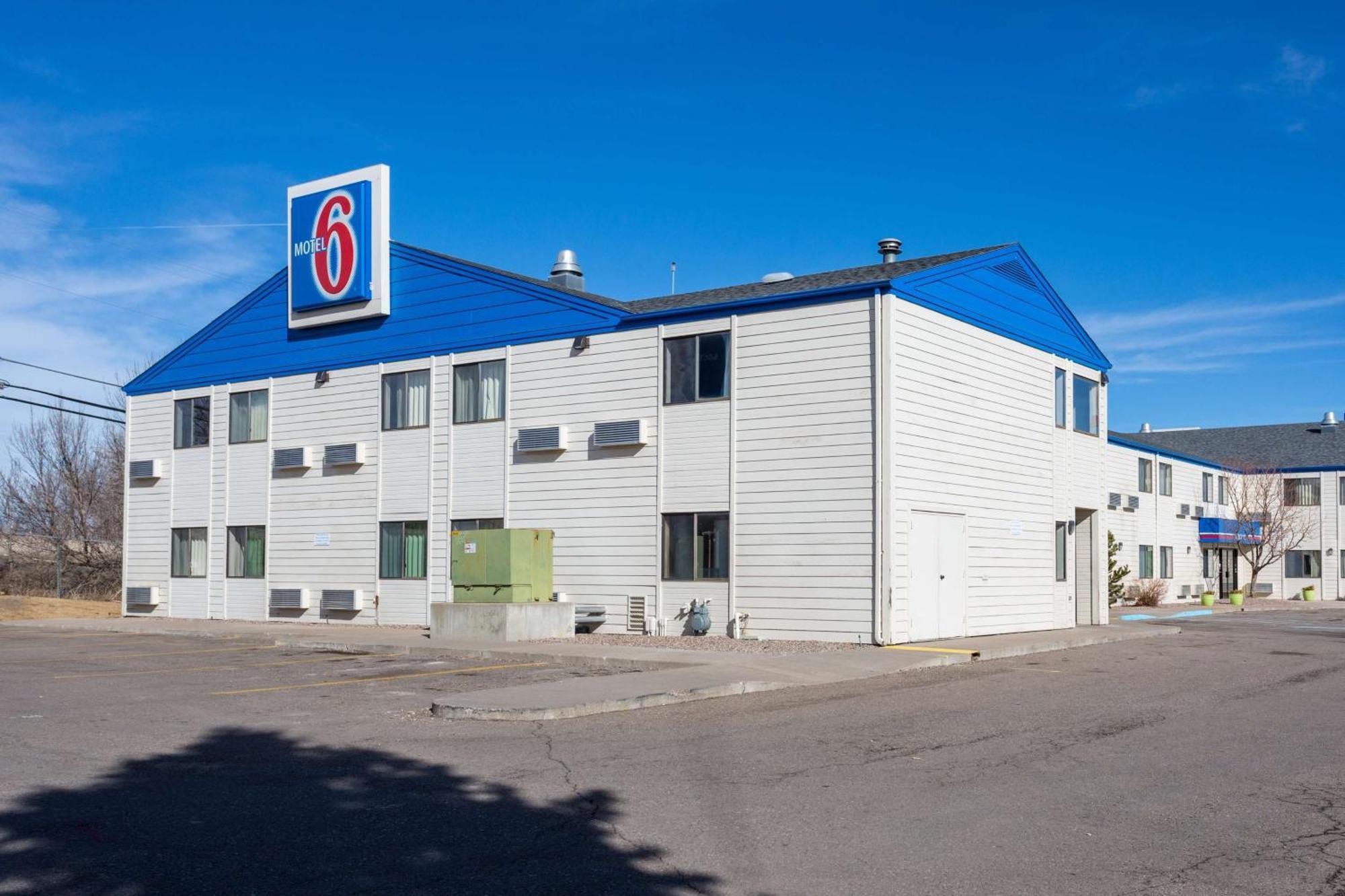 Staying Near Showdown Ski Area: 5 Airport Hotels Compared