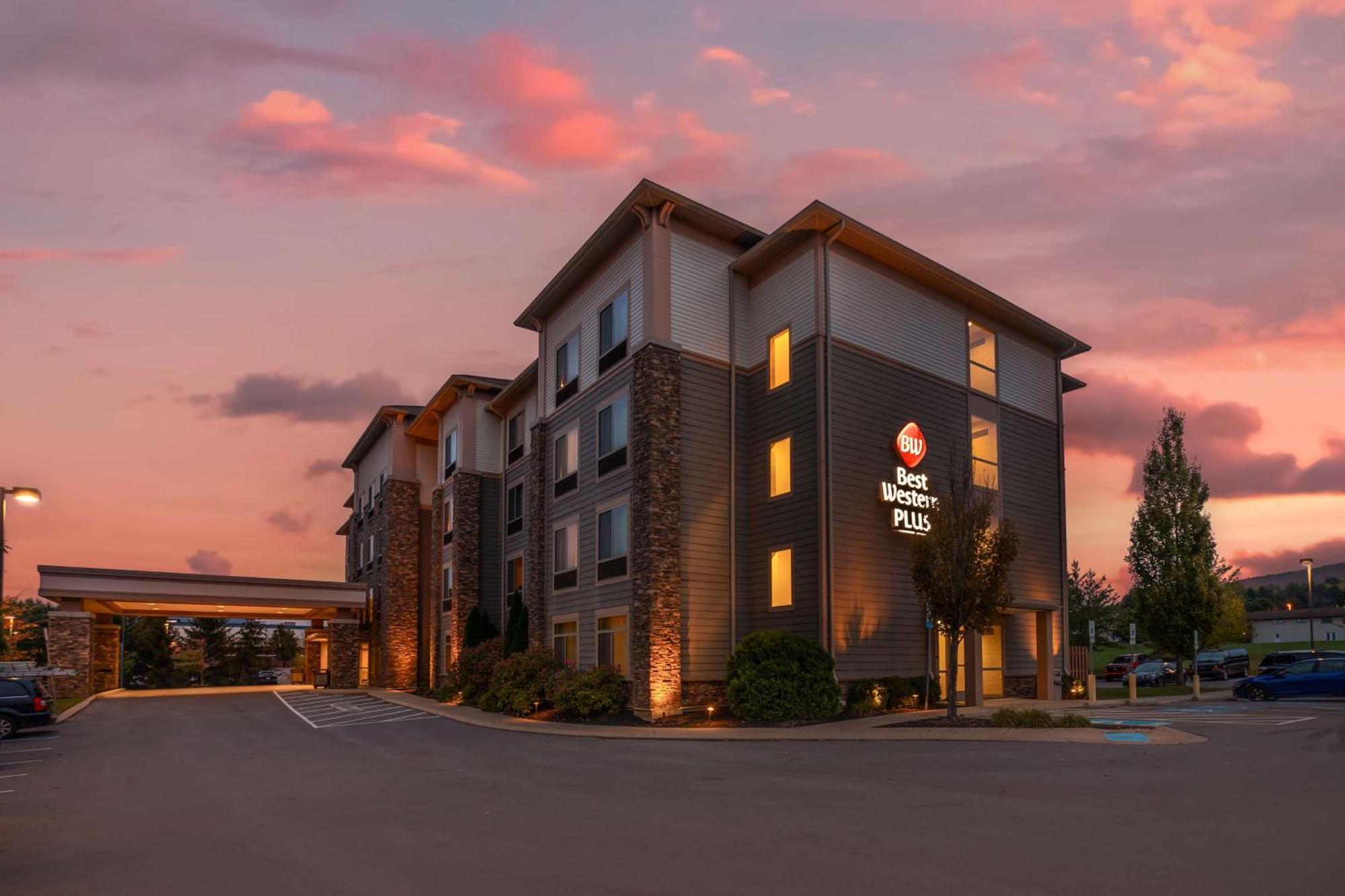 Where to Stay Near Hess Memorial Field: 5 Airport Hotels Reviewed