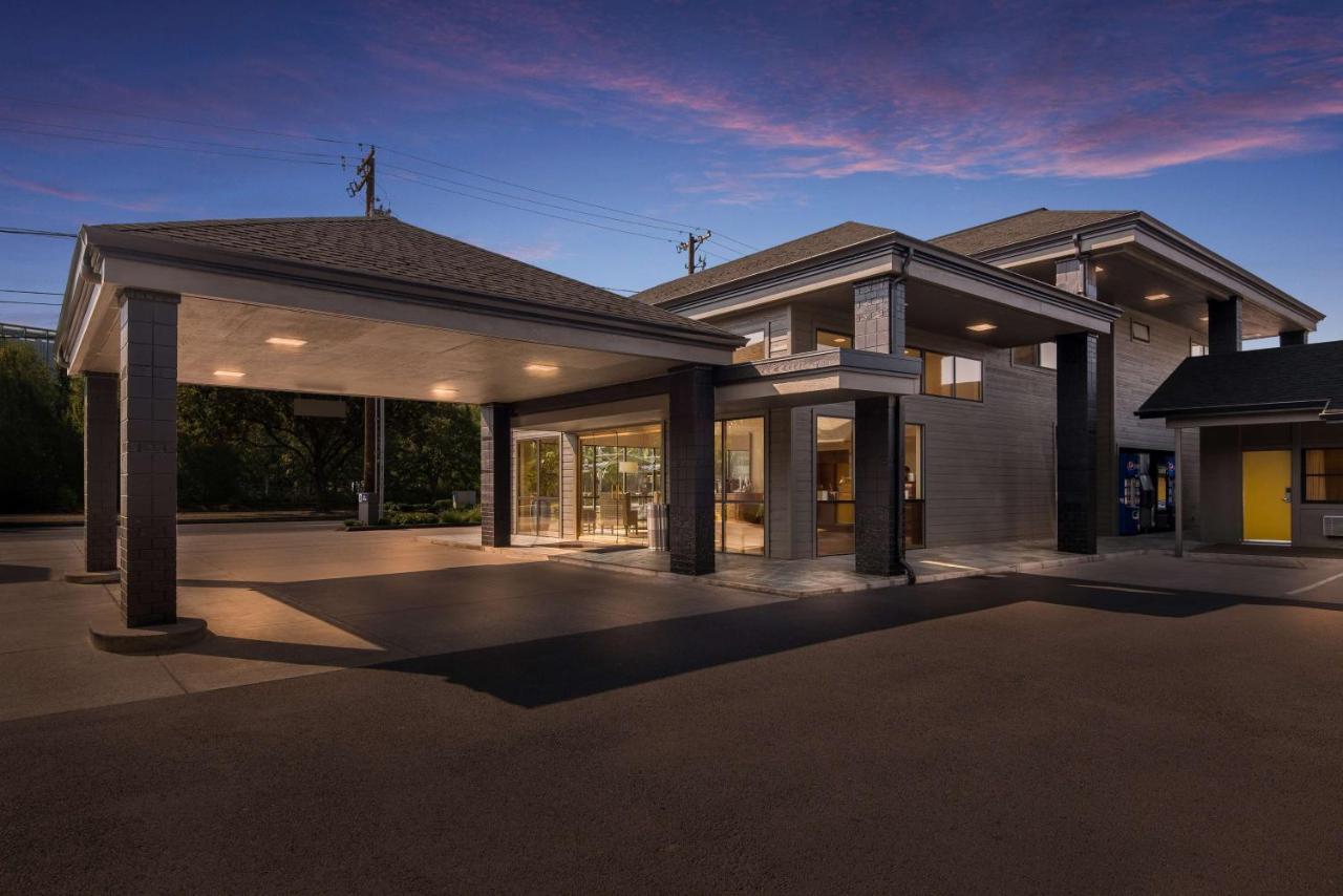 Staying Near Shelton-McMurphey-Johnson House: 7 Three-Star Hotels Compared