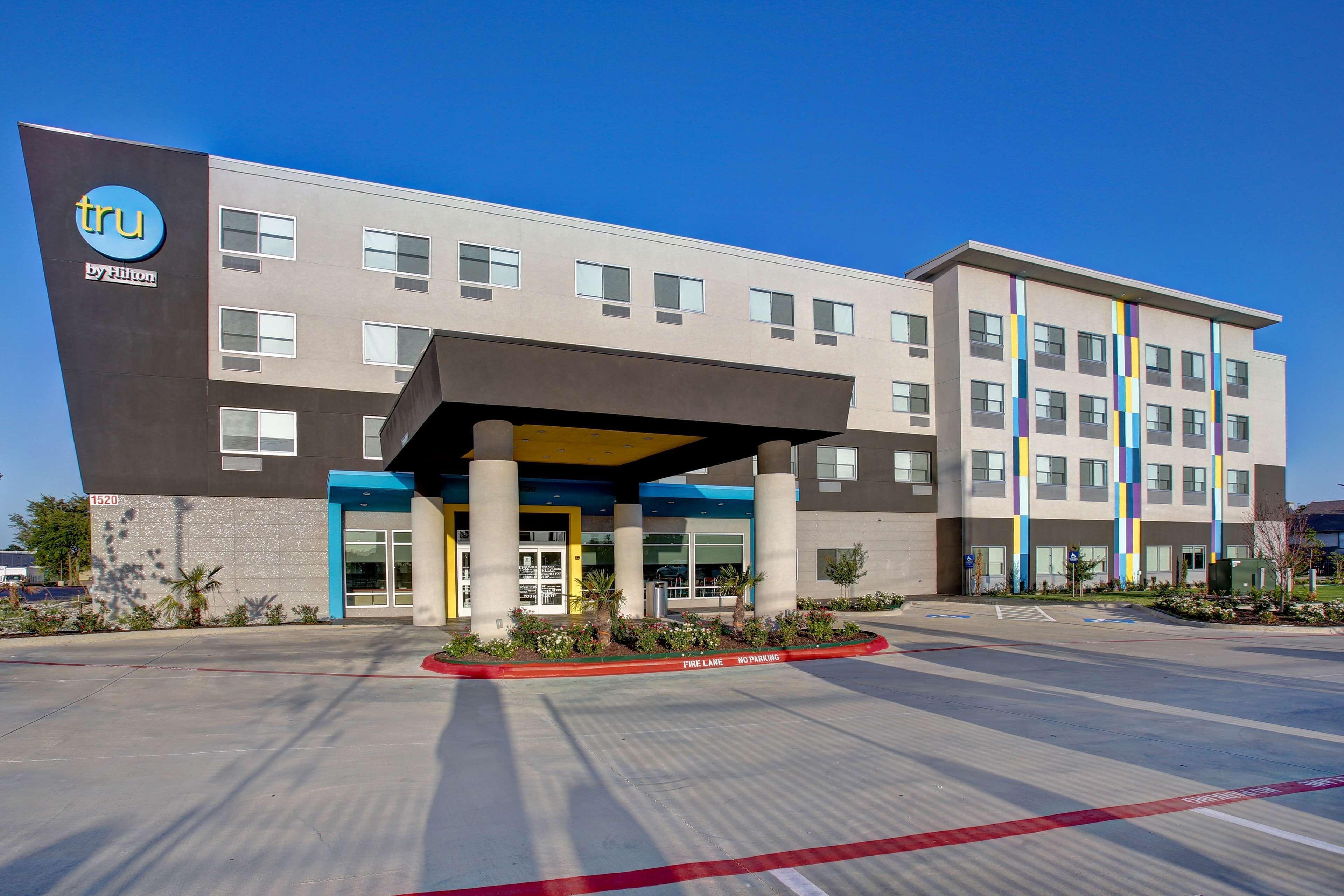 Staying in Dallas-Fort Worth: 8 Couple Hotels Compared